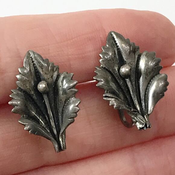 Antique Sterling Silver Botanical Lilly Flower Design Screw Back Earrings - Picture 5 of 14